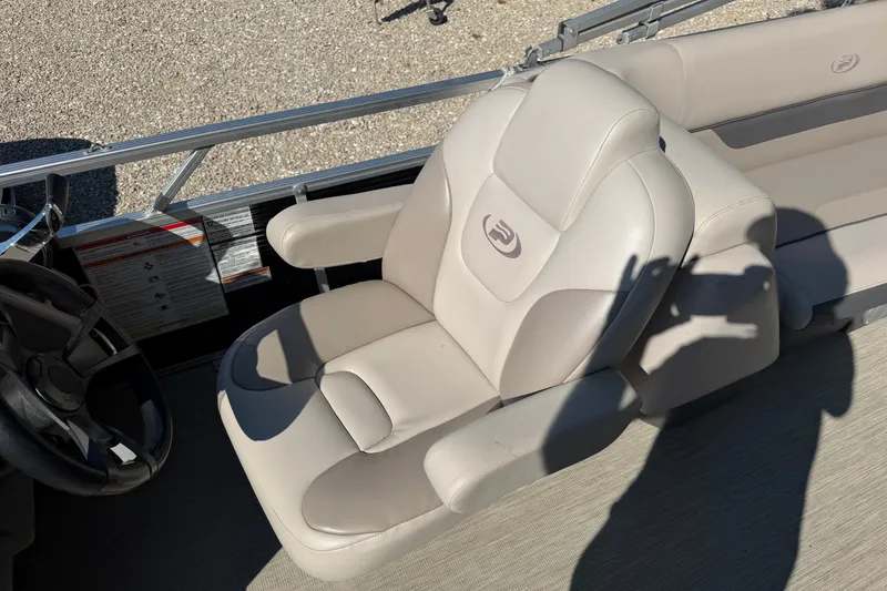 Slide: The Image of Captain's seat of 2019 Princecraft Vectra 25 pontoon boat, featuring beige upholstery. - 26