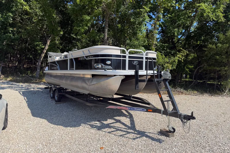 The Image of 2019 Princecraft Vectra 25 pontoon boat on trailer, parked outdoors. - 8