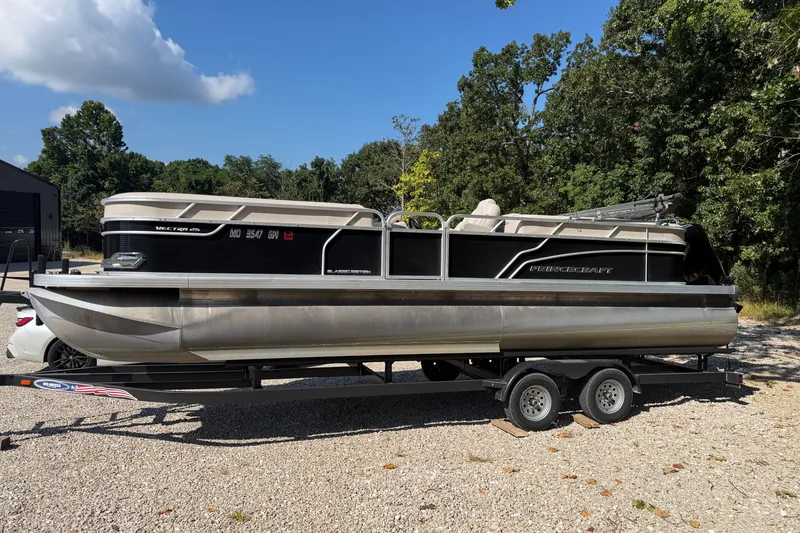 Slide: The Image of 2019 Princecraft Vectra 25 pontoon boat on trailer, parked outdoors. - 13