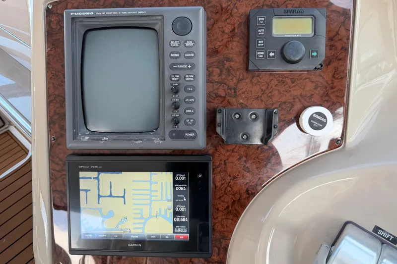 Slide: The Image of Control panel of a 2001 Sea Ray Sundancer 510 with navigation equipment. - 16