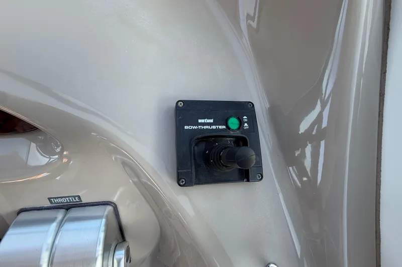 Slide: The Image of Bow thruster control panel on 2001 Sea Ray Sundancer 510 yacht. - 18