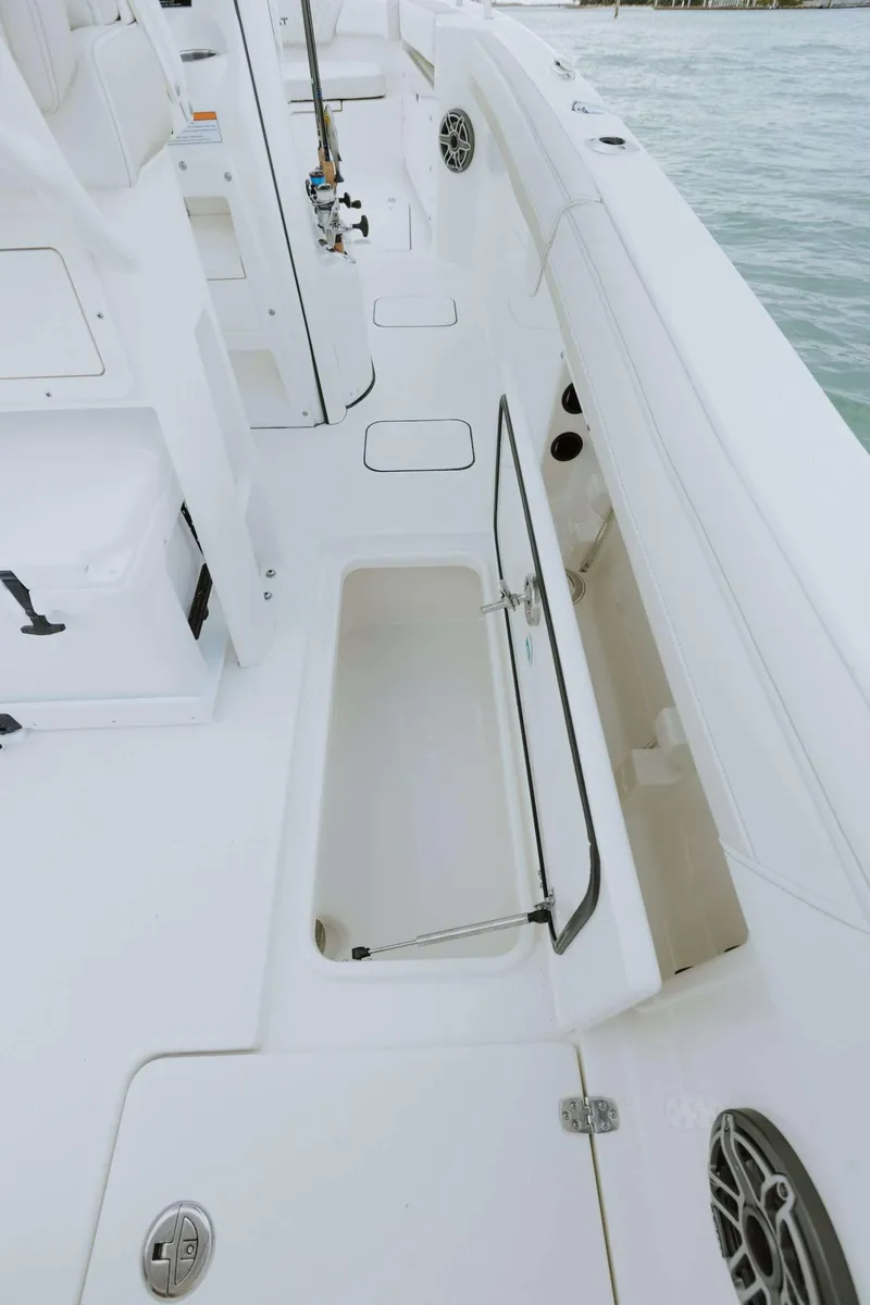 Slide: The Image of Das Bild zeigt das Deck eines World Cat 235 TE Bootes mit Stauraum und Angelrutenhalter. - 49
