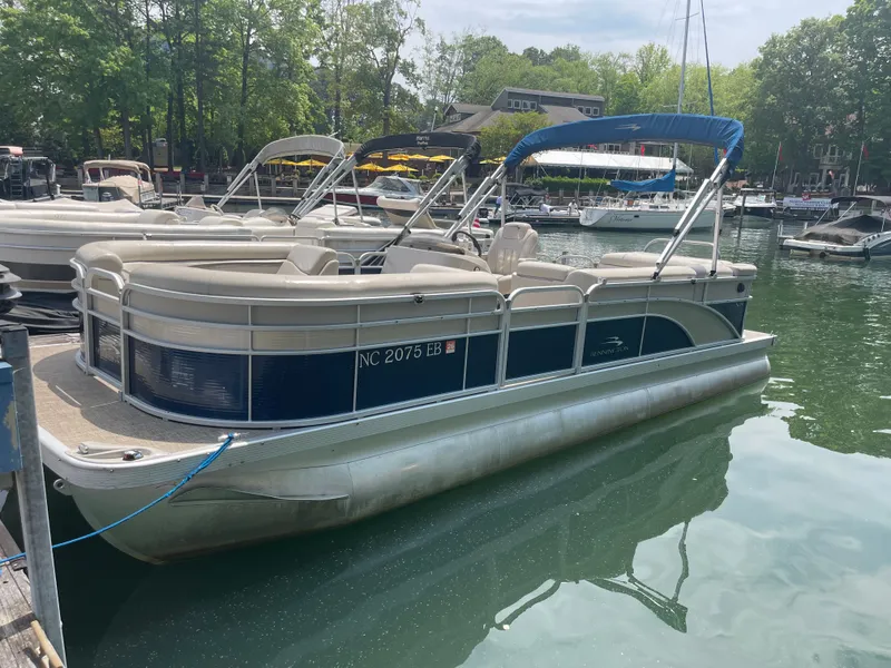 The Image of Bennington 24SLX 2015 - 0