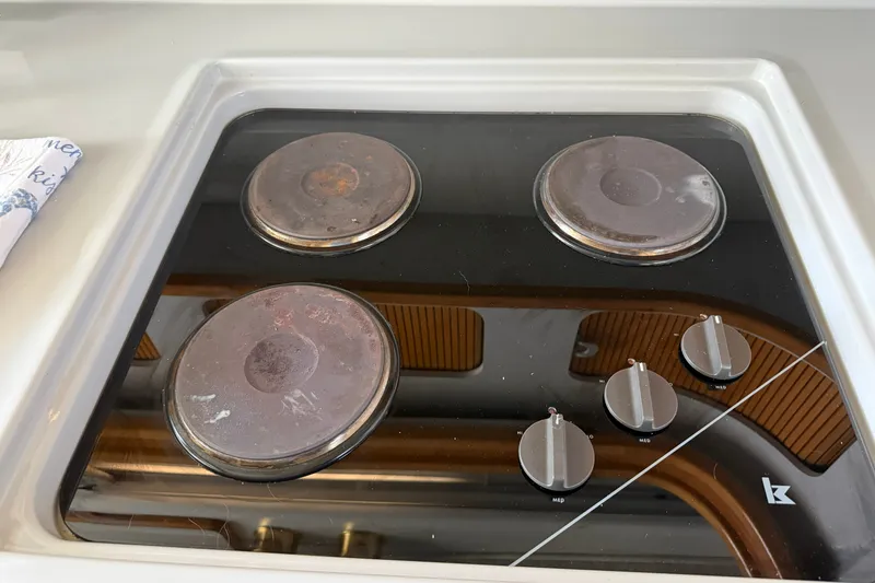 Slide: The Image of Electric stove with four burners on a 1990 Sea Ray 420 Sundancer yacht. - 23