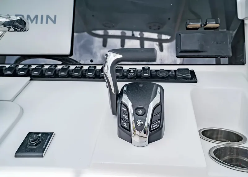 Slide: The Image of Sea Hunt Ultra 245SE 2027 - 18