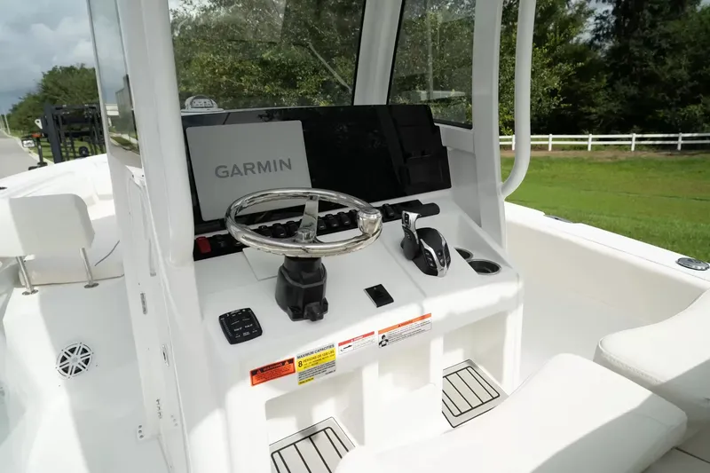 Slide: The Image of Sea Hunt Ultra 245SE 2027 - 16