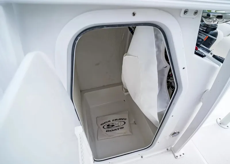 Slide: The Image of Sea Hunt Ultra 219 2027 - 18
