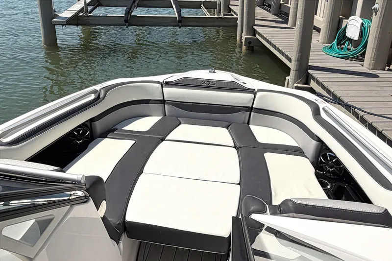 Slide: The Image of 2023 Yamaha Boats 275SE docked, showcasing spacious seating and sleek design. - 20