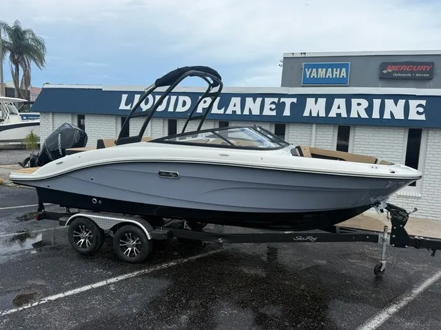 The Image of Sea Ray SPX 210 Outboard 2027 - 1