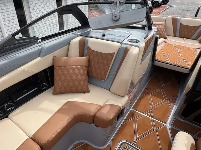 Slide: The Image of Malibu M 230 2027 - 18