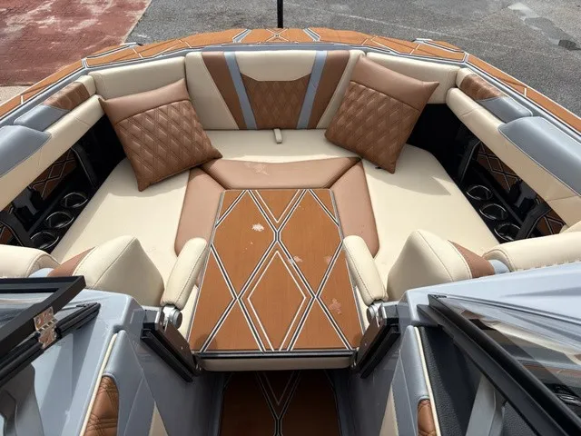 Slide: The Image of Malibu M 230 2027 - 14