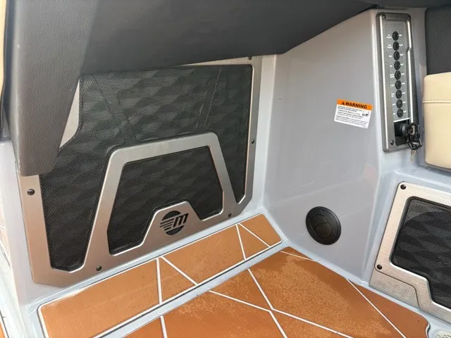 Slide: The Image of Malibu M 230 2027 - 22
