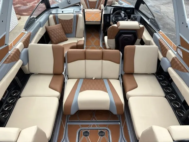 Slide: The Image of Malibu M 230 2027 - 21