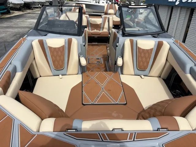 Slide: The Image of Malibu M 230 2027 - 15