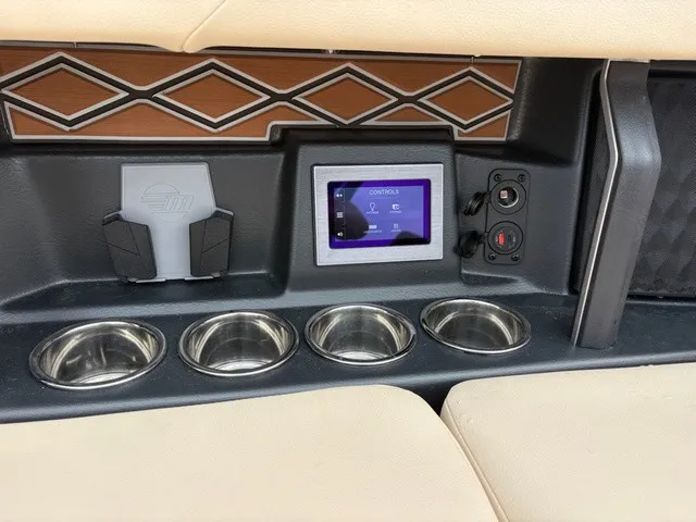 Slide: The Image of Malibu M 230 2027 - 23