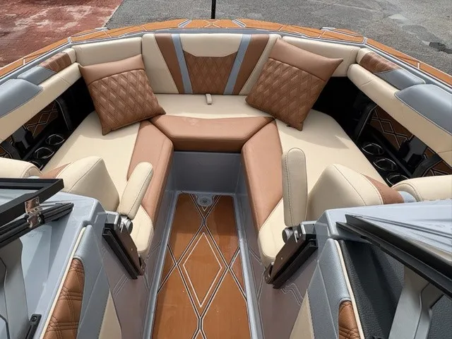 Slide: The Image of Malibu M 230 2027 - 16