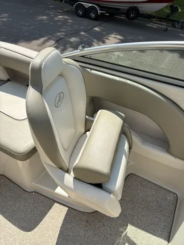 Slide: The Image of Sea Ray 220 Sundeck 2007 - 10