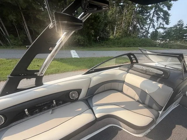 Slide: The Image of Malibu Wakesetter 23 LSV 2012 - 10
