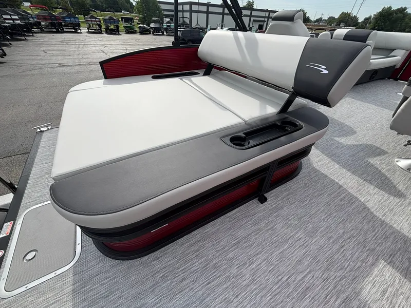 Slide: The Image of The image shows a luxurious seating area on a Bennington 21 S1SB SPS pontoon boat. - 26