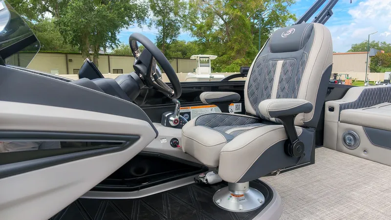 Slide: The Image of The helm of the 2027 Barletta Lusso 25UE features a luxurious captain's chair and modern controls. - 29