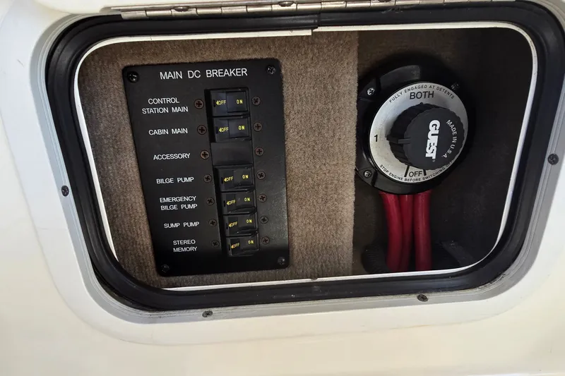 Slide: The Image of Main DC breaker panel and switch on a 2003 Sea Ray Sundancer 260 boat. - 14