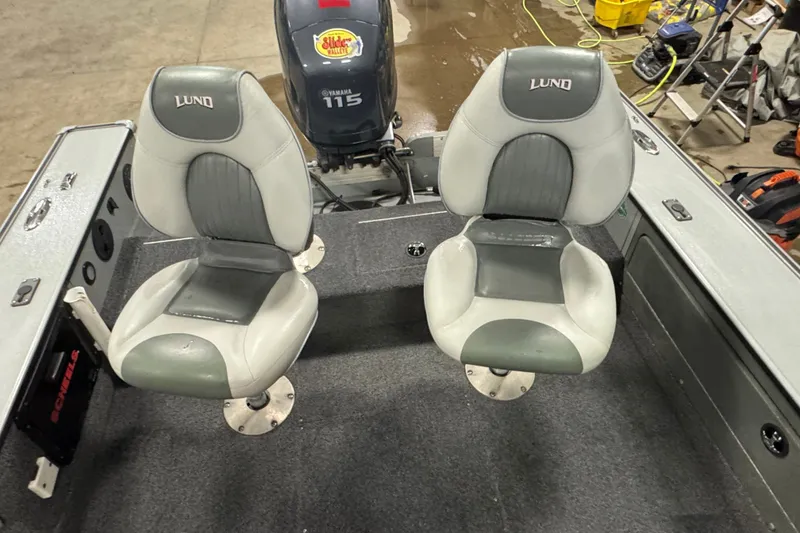 Slide: The Image of 2004 Lund 1775 Pro-V SE boat interior with two seats and Yamaha 115 engine. - 8