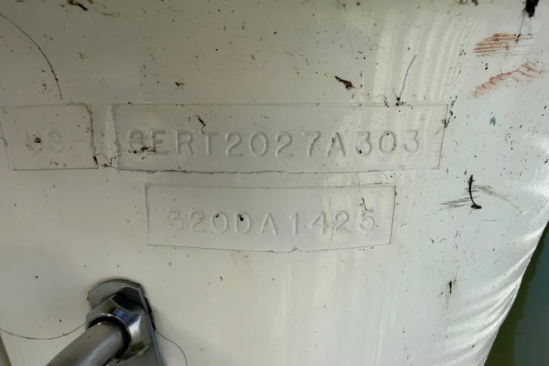 Slide: The Image of Hull identification number on 2003 Sea Ray Sundancer 320 boat. - 41