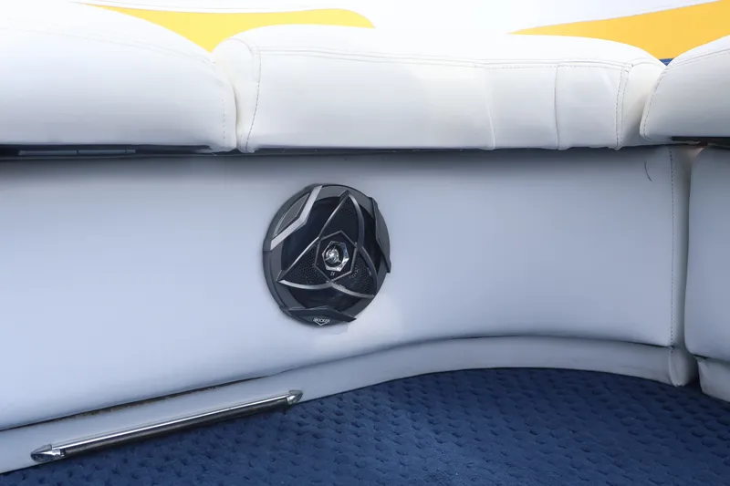 Slide: The Image of 2007 Manitou 22 Oasis boat interior with speaker and white seating. - 41
