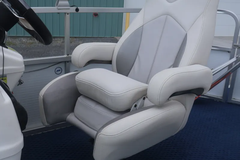 Slide: The Image of Captain's chair on 2007 Manitou 22 Oasis pontoon boat, featuring plush white upholstery. - 45