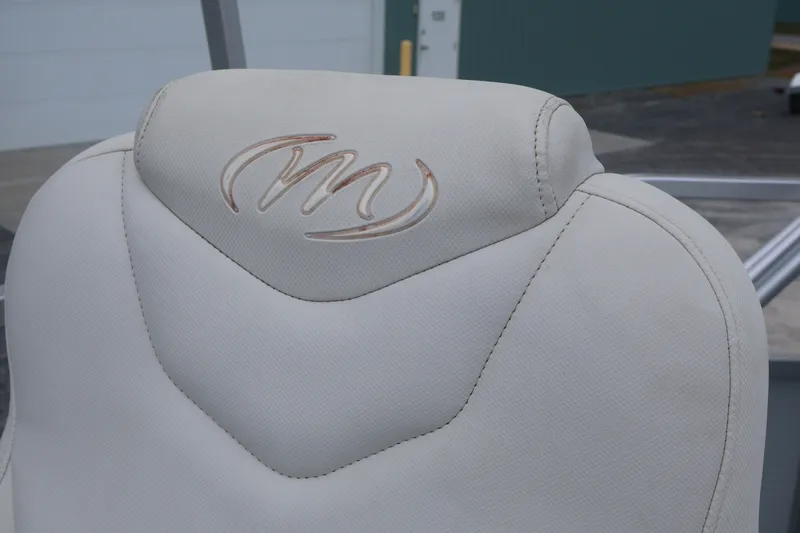 Slide: The Image of White seat with Manitou logo on a 2007 Manitou 22 Oasis boat. - 46
