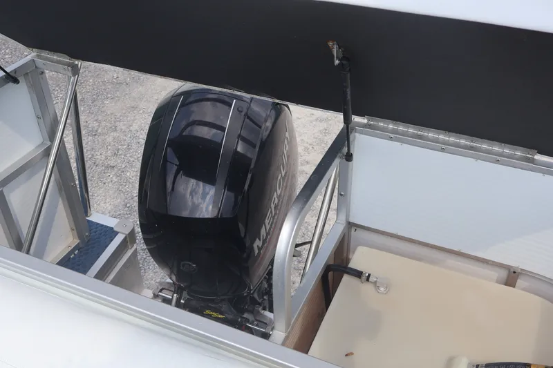 Slide: The Image of 2007 Manitou 22 Oasis boat with Mercury outboard motor, rear view. - 28