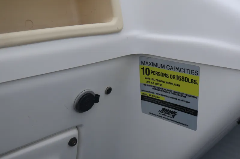 Slide: The Image of 2007 Manitou 22 Oasis boat capacity label, maximum 10 persons or 1680 lbs. - 48