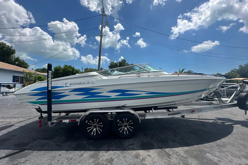Slide: The Image of 2000 Formula 271 FASTech boat on trailer under a clear blue sky. - 5
