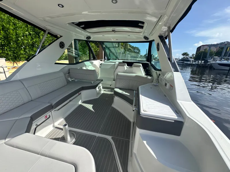 Slide: The Image of Sea Ray Sundancer 320 Outboard 2027 - 16
