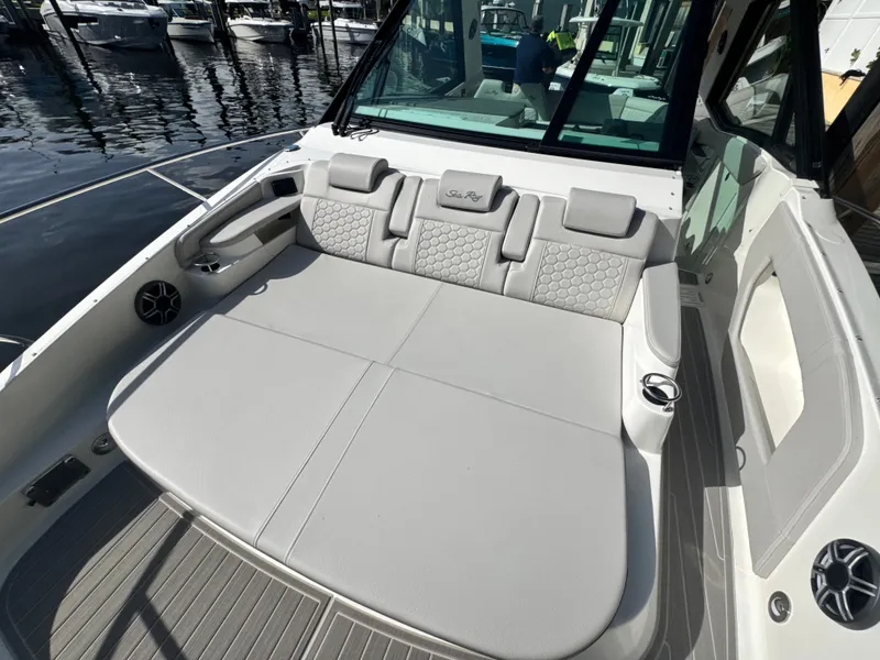 Slide: The Image of Sea Ray Sundancer 320 Outboard 2027 - 25