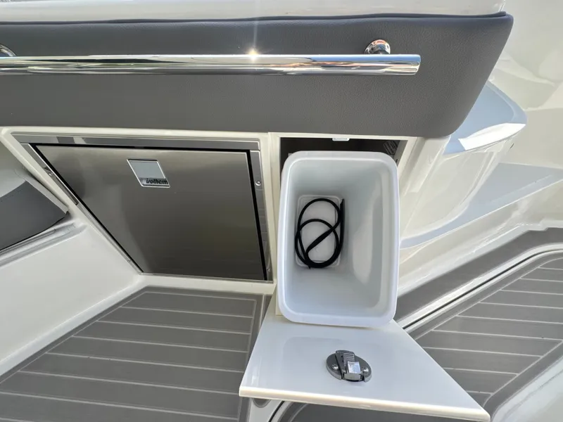 Slide: The Image of Sea Ray Sundancer 320 Outboard 2027 - 15