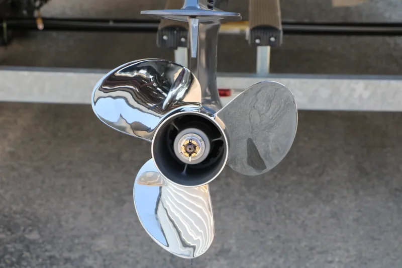Slide: The Image of Shiny propeller of 2026 Bennington 22 SSR Tri-Toon boat on display. - 13