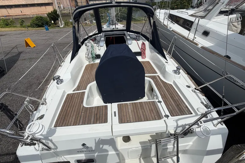 Slide: The Image of 2009 Beneteau Oceanis 31 sailboat with teak deck, docked at marina. - 6