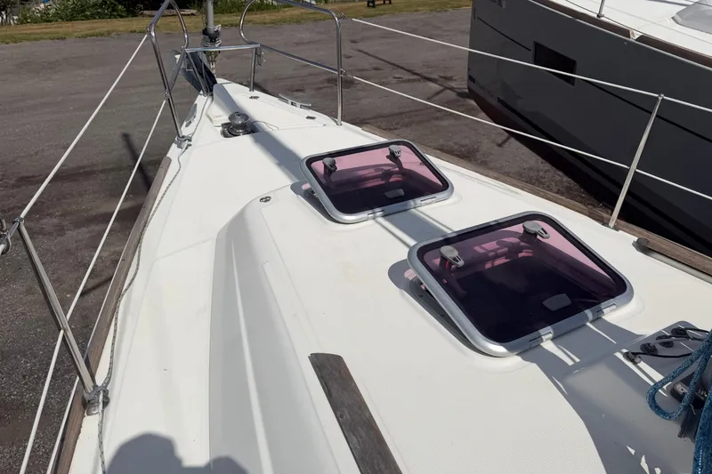 Slide: The Image of Beneteau Oceanis 31 sailboat deck with open hatches, 2009 model. - 17