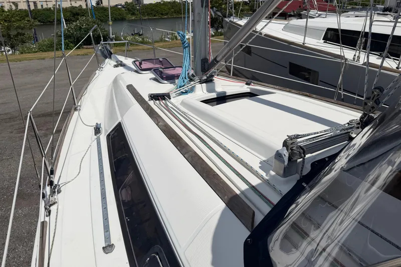 Slide: The Image of 2009 Beneteau Oceanis 31 sailboat deck with rigging and hatch details. - 15