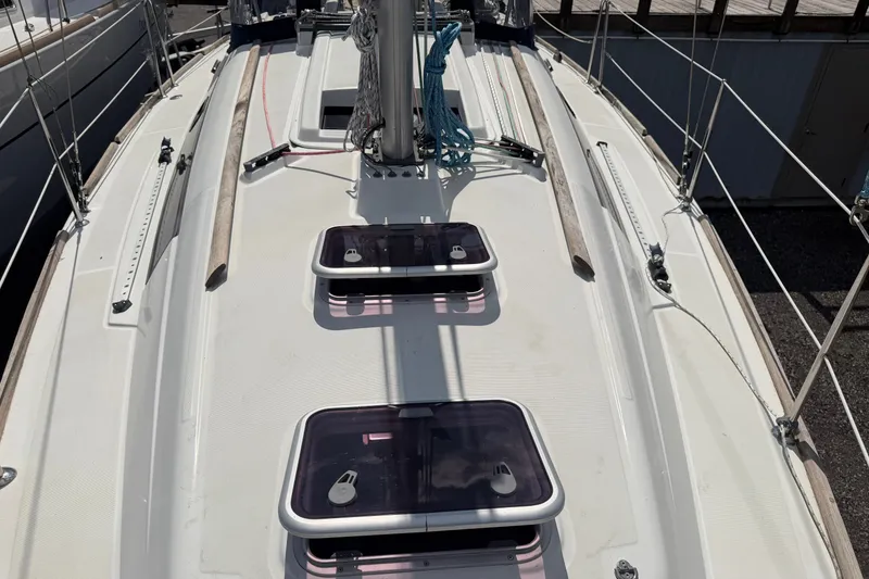 Slide: The Image of 2009 Beneteau Oceanis 31 sailboat deck with hatches and rigging. - 16