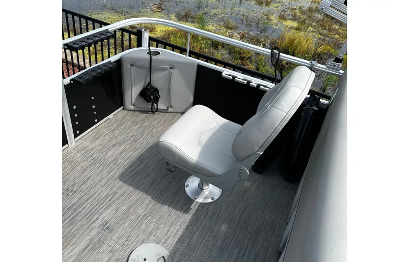Slide: The Image of 2023 Bennington 20 SF boat interior with a swivel seat and rod holders. - 7