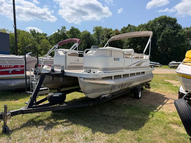 The Image of Bennington 185L Pontoon 2004 - 1