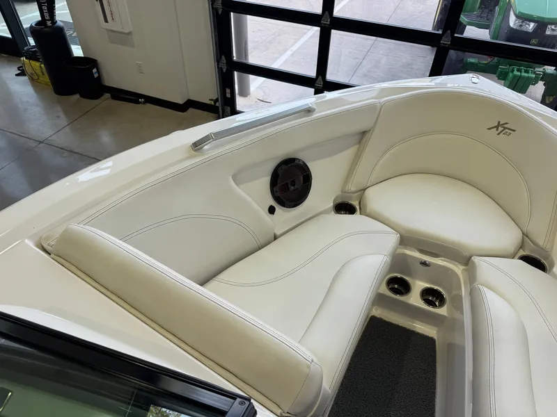 Slide: The Image of MasterCraft XT23 2019 - 18