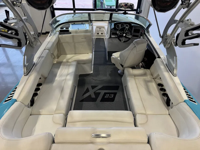 Slide: The Image of MasterCraft XT23 2019 - 13
