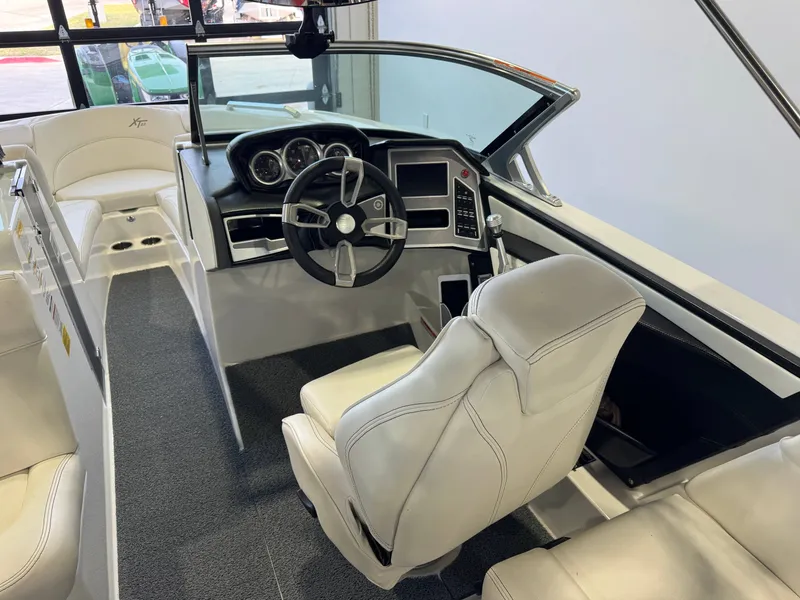 Slide: The Image of MasterCraft XT23 2019 - 23