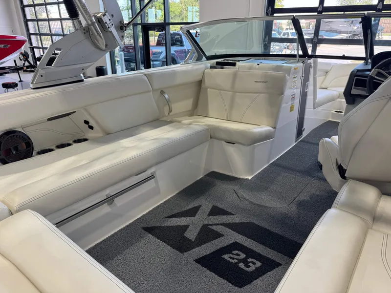 Slide: The Image of MasterCraft XT23 2019 - 14