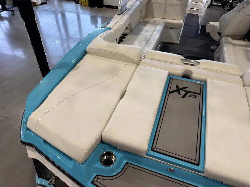 Slide: The Image of MasterCraft XT23 2019 - 12