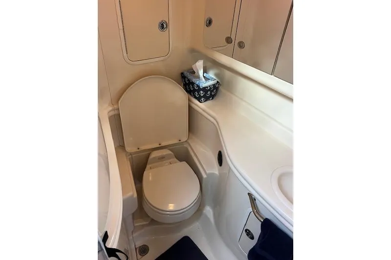 Slide: The Image of Baño en el barco Sea Ray Sundancer 320, año 2005. - 15