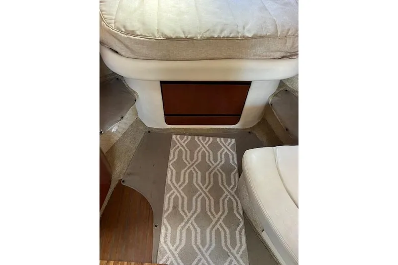Slide: The Image of Intérieur d'un Sea Ray Sundancer 320 de 2005 avec tapis et coin salon. - 13